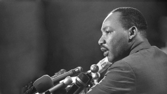 martin_luther_king_microphones_jacket_face_light_8411_1920x1080